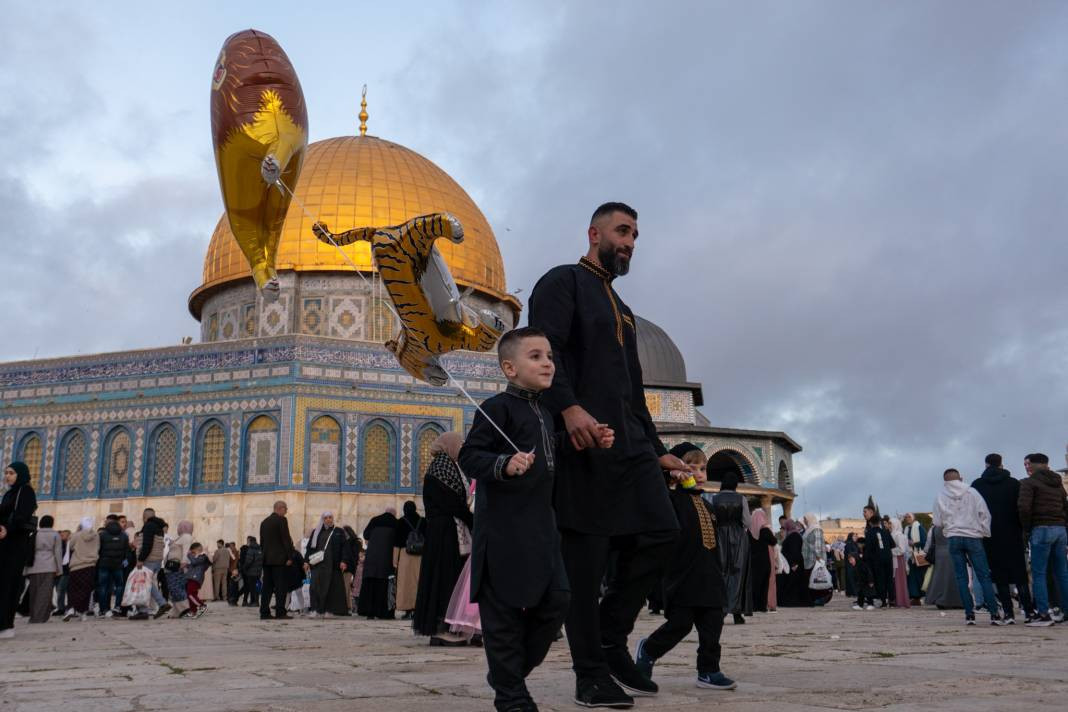 İsrail’in kısıtlamalarına rağmen akın ettiler: 120 Bin Filistinli Mescid-i Aksa’da saf tuttu - Resim: 2